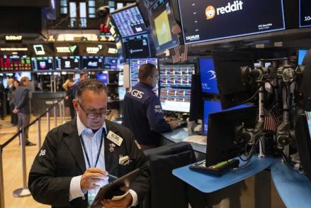 Wall Street Dibuka Hijau, Saham Teknologi Melesat di Tengah Ekspektasi Pembebasan Tarif Impor Chip (Foto: dok AP)