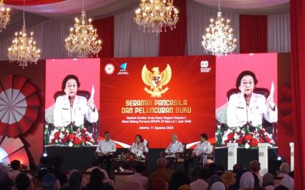 Presiden ke-5 Republik Indonesia Megawati Soekarnoputri ungkap fenomena ibu-ibu ajukan pinjol demi beli berlian (Jonathan Simanjuntak/iNews Media Group)