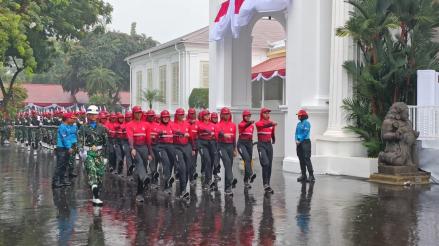 Gladi Kotor Perdana Calon Pasukan Pengibar Bendera Pusaka Diringi Hujan Deras (FOTO:Dok Binti M)