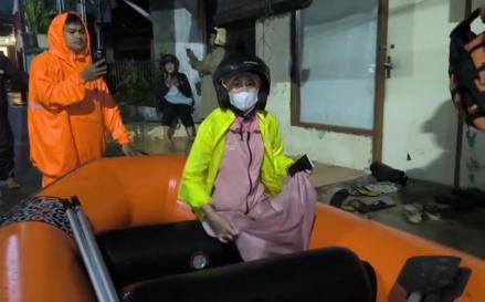 Kampung Bulak Tangsel Terendam Banjir, Warga Dievakuasi Petugas dengan Perahu Karet (Achmad Al Fiqri/iNews Media Group)