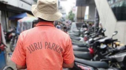 Bisa Sampai Jutaan? Segini Estimasi Penghasilan Tukang Parkir Indomaret. (Foto: Penghasilan Tukang Parkir Indomare)