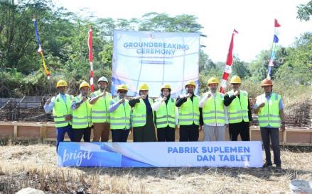 OBAT memulai peletakan batu pertama (groundbreaking) pabrik baru di Desa Mojorejo, Bendosari, Sukoharjo, Jawa Tengah. (Foto: Dok. Brigit Farmaka)