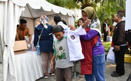 PT Pertamina (Persero) kembali menggelar program Seribu Seragam Sekolah Bersama Pertamina (SESAMA) dalam momen HUT ke-80 RI. (Foto: Dok. Pertamina)