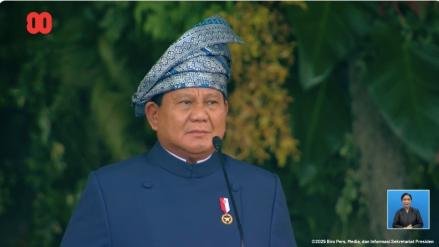Prabowo Pakai Ikat Kepala Songket Tanjak Melayu saat Upacara Penurunan Bendera. (Foto: BPMI Setpres)