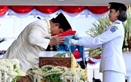 Cerita Bianca Pembawa Baki Bendera, Terharu Melihat Presiden Prabowo Cium Sang Merah Putih (Biro Setpres)