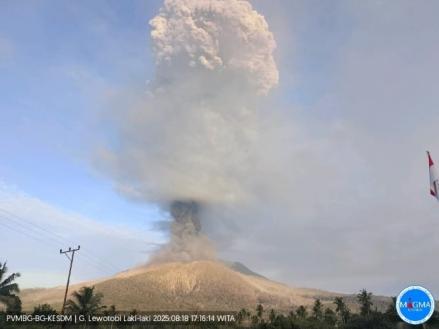 Gunung Lewotobi Erupsi Lagi, Bandara Fransiskus Xaverius Ditutup hingga Besok. (Foto: Dok. PVMBG)