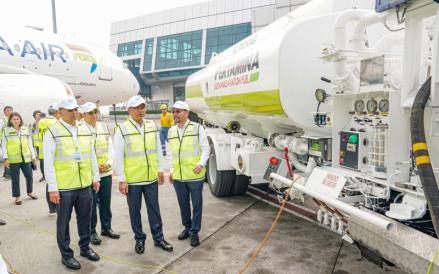 Pertamina melakukan penerbangan perdana menggunakan Sustainable Aviation Fuel (SAF) berbahan baku minyak jelantah. (Foto: Dok. Pertamina)