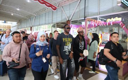 Rapper Asal Amerika Melly Mike Tiba di Riau, Siap Semarakkan Penutupan Pacu Jalur