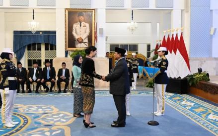 Presiden Prabowo Subianto menganugerahkan tanda kehormatan negara kepada pemilik paten vaksin Covid-19-AstraZeneca, Carina Joe. (Foto: Dok. Setkab)