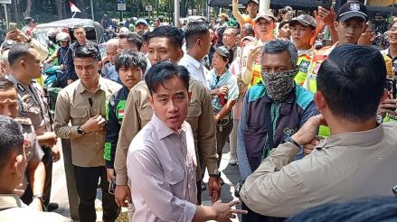 Momen Gibran Bagi-Bagi Sembako ke Warga hingga Pengemudi Ojol di Gondangdia. (Foto Refi Sandi/IMG)