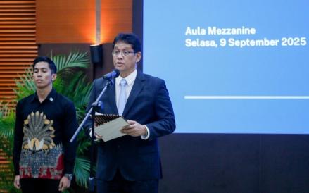 Purbaya Yudhi Sadewa resmi menerima jabatan Menteri Keuangan dari Sri Mulyani Indrawati. (Foto: iNews Media/Aldhi Chandra)