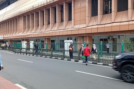 Pemprov DKI Buka Akses Pintu Timur Stasiun Cikini, Kini Penumpang Tak Perlu Mutar Jauh (FOTO:iNews Media Group)