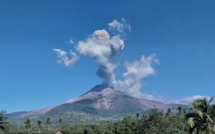 Gunung Lewotobi Laki-Laki Erupsi, Semburkan Abu Setinggi 2.000 Meter (PVMBG)