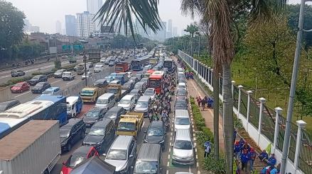 Sejumlah Rute Transjakarta dan Pengendara Dialihkan Imbas Aksi Demo Buruh di DPR.  (Foto Refi Sandi/IMG)