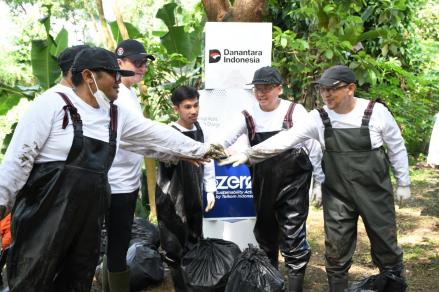 Telkom Gandeng Pandawara Dalam Aksi River Clean Up di Sungai Cioray Bandung. (Foto: doc.TLKM)
