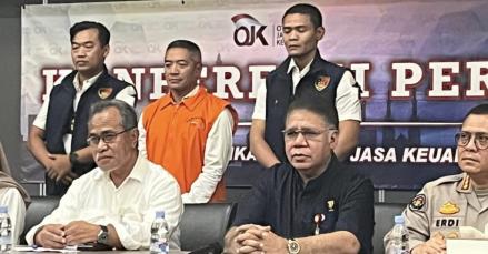 Eks Dirut Investree Adrian Gunadi Tiba di Indonesia, Gunakan Rompi Oranye dan Dikawal Aparat (FOTO:Dok Dinar)