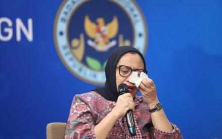 Tangis Wakil Kepala BGN, Minta Maaf karena Banyak Anak Keracunan MBG (Arif Julianto/iNews Media Group)
