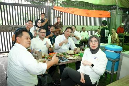 Purbaya Makan Siang di Warung Kaki Lima usai Rakortas Danantara