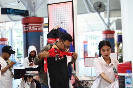 Wisatawan Antusias Kunjungi Toko Merchandise Pertamina Grand Prix of Indonesia 