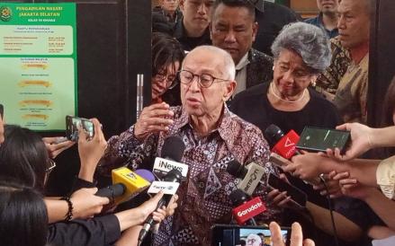 Sedih Anaknya Terjerat Perkara Korupsi, Ayah dan Ibu Nadiem Makarim: Dia Jujur (Jonathan Simanjuntak/iNews Media Group)
