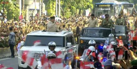Naik Maung Garuda, Prabowo Sapa Masyarakat yang Padati Jalan Medan Merdeka (FOTO:Biro Pers Sekretariat Presiden)
