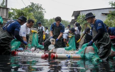 BRI mengajak generasi muda untuk ikut serta dalam aksi bersih-bersih sungai dan edukasi lingkungan di Bali. (Foto: Dok. BRI)rah