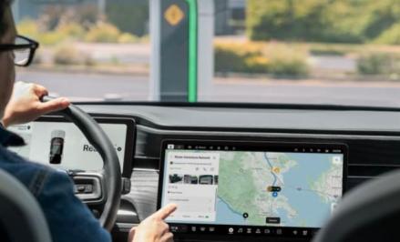 Beda dari Mobil Listrik Kebanyakan, Rivian Pilih Tak Sematkan Apple CarPlay. Foto: Autoblog.