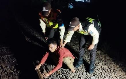 KAI Daop I Jakarta mengamankan pelaku pencurian kabel grounding (track circuit) di jalur hilir petak jalan antara Stasiun Cikarang-Tambun. (Foto: Dok. KAI)