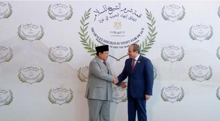 Prabowo Disambut Hangat Presiden Mesir El-Sisi di KTT Perdamaian Gaza. (Foto: Inews Media Group)