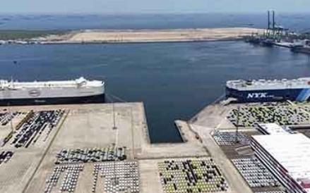PT Indonesia Kendaraan Terminal Tbk (IPCC) melayani dua kapal internasional sekaligus di Pelabuhan Tanjung Priok, Jakarta. (Foto: Dok. IPCC)