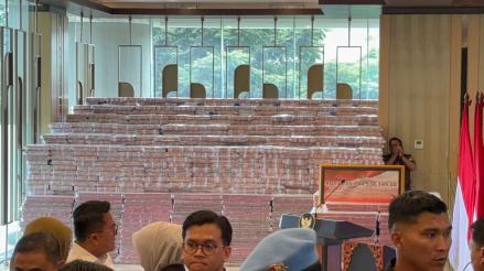 Kejagung Pamerkan Uang Sitaan Rp13 Triliun dari Kasus Korupsi CPO, Tingginya Capai 2 Meter. (Foto: Riyan Rizky/Inews Media Group)
