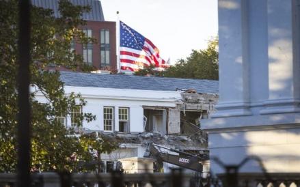 Trump Robohkan Sebagian Gedung Putih untuk Bangun Ballroom. (Foto: EPA)