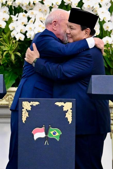 Presiden Lula Beri Hadiah Jersey dengan Nomor Punggung 8 ke Prabowo (FOTO:Dok Binti M/Biro Pers Sekretariat Presiden)