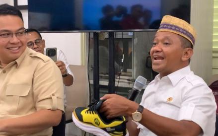 Menteri Energi dan Sumber Daya Mineral (ESDM), Bahlil Lahadalia memamerkan sepatu buatan lokal miliknya. (Foto: iNews Media/Binti Mufarida)