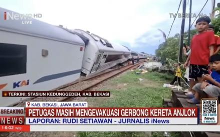 Kereta Api (KA) Purwojaya 58F relasi Gambir-Kroya mengalami anjlok di Stasiun Kedunggedeh, Kabupaten Bekasi, Jawa Barat. (Foto: iNews Media Group)