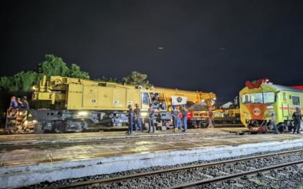 KAI menuntaskan proses evakuasi seluruh rangkaian KA Purwojaya (58F) yang anjlok pada km 56+1/2 Emplasemen Stasiun Kedunggedeh. (Foto: Dok. KAI)