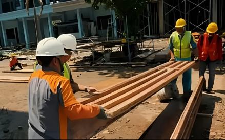 Kementerian Pekerjaan Umum (PU) memberikan pelatihan konstruksi bagi para santri di Pondok Pesantren, Lirboyo, Kediri, Jawa Timur. (Foto: Dok. Kementerian PU)