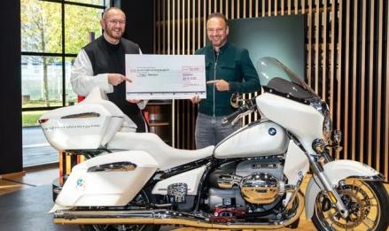 Moge BMW Serba Putih Bekas Paus Leo Terjual Seharga Rp2,2 Miliar. Foto: Visordown
