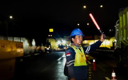 PT Hutama Karya (Persero) atau HK melaksanakan pemeliharaan rutin di Tol JORR Seksi S (JORR-S) dan Tol Akses Tanjung Priok (ATP). (Foto: Dok. HK)