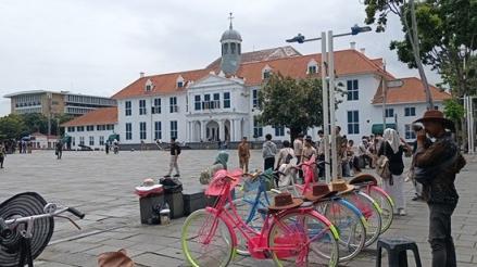 Pedagang Ngaku Tak Merasa Dirugikan Imbas Kota Tua Jadi Lokasi Syuting Film Lisa Blackpink. (Foto Mei Sada/IMG)