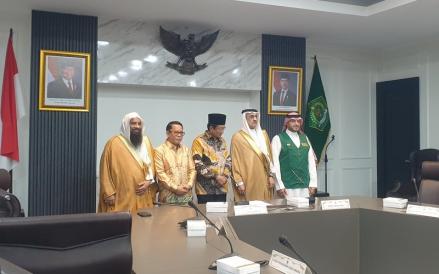 Pemerintah Indonesia menerima 100 ton kurma dari Kerajaan Arab Saudi untuk dibagikan kepada umat Islam yang membutuhkan. (Foto: iNews Media/Binti Mufarida)