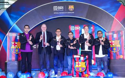 BRI meluncurkan BRI Debit FC Barcelona di mana nasabah bakal memiliki kartu debit edisi khusus dan dapat menikmati berbagai penawaran menarik. (Foto: Ist)