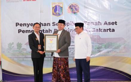 Kementerian ATR/BPN menyerahkan sebanyak 3.922 sertifikat hak atas tanah milik Pemprov DKI senilai Rp102 triliun. (Foto: Ist)