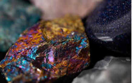 Perminas resmi menjalin kerja sama dengan perusahaan asal Uni Emirat Arab (UEA), New Energy Metals Holdings Ltd (NEM) soal mineral tanah jarang. (Foto: Freepik)