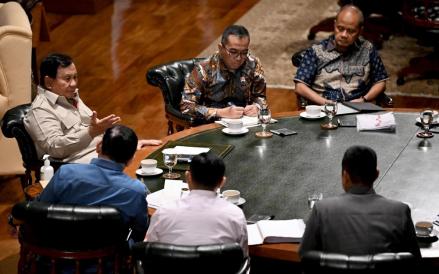 Presiden Prabowo Rapat Bareng Menhan Hingga Dirut Pindad, Ini yang Dibahas