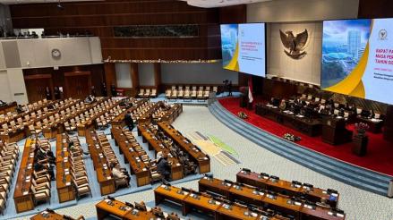 Paripurna DPR Ketok Palu Lima Anggota Dewan Komisioner OJK, Friderica Resmi Jabat Ketua. (Foto Felldy/IMG)