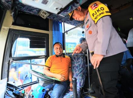 Tinjau Terminal Purabaya, Kapolri Imbau Sopir Bus Jaga Keselamatan Penumpang. (Foto: Polri)