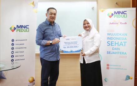 MNC Peduli Salurkan ZIS dan Bantuan Sembako kepada Petugas Honorer Kecamatan Menteng. (Foto Aziz Indra/IMG)