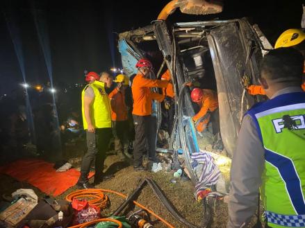 Bus Tabrak Pikap di Tol Pejagan-Pemalang KM 259, Satu Pemudik Tewas dan 33 Luka-Luka. (Foto Istimewa)