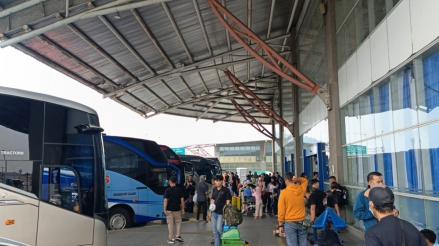 Terminal Pulo Gebang Berangkatkan 122 Bus dengan 1.300 Pemudik hingga Siang Ini. (Foto: iNews Media Group)